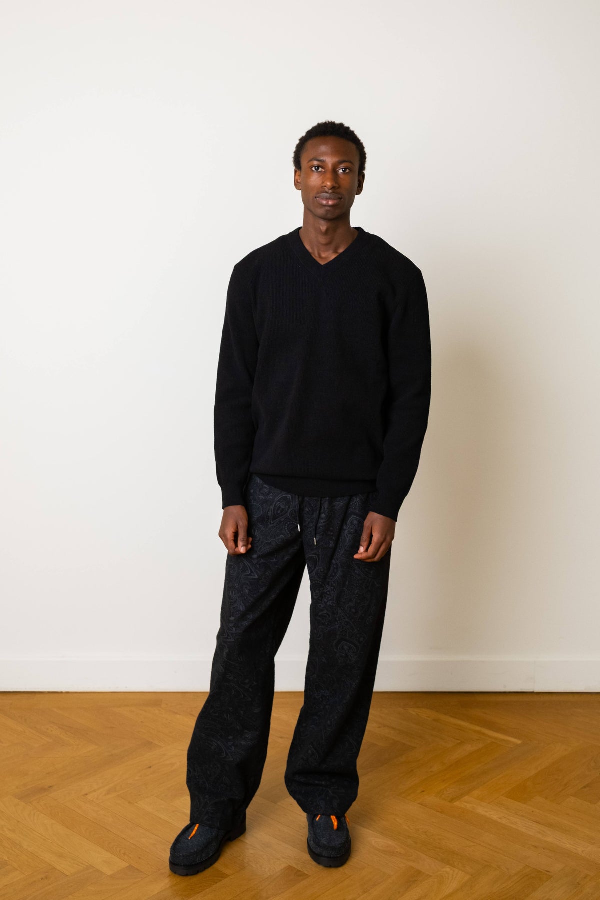 NN07 - Danny V Neck Black