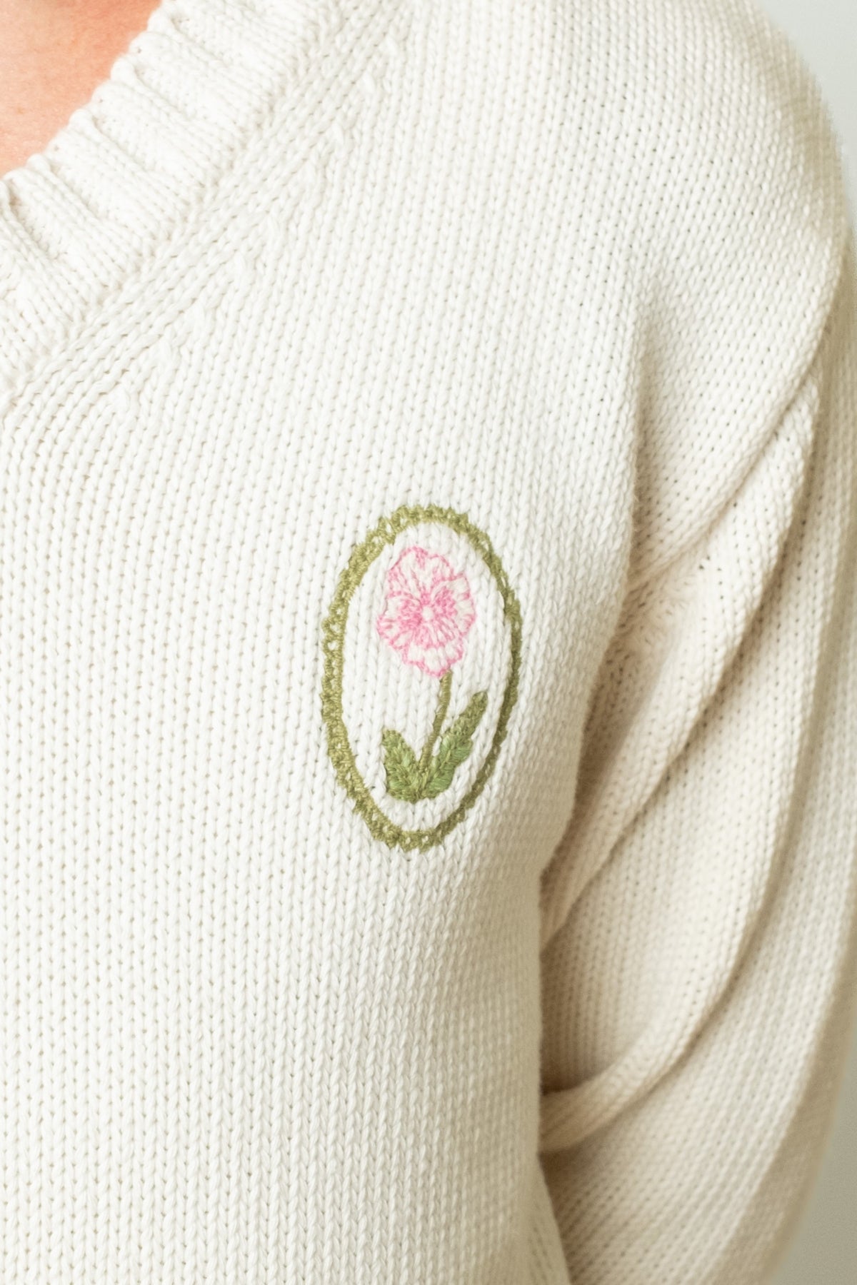 Lola - V Neck Knit Ivory Daisy